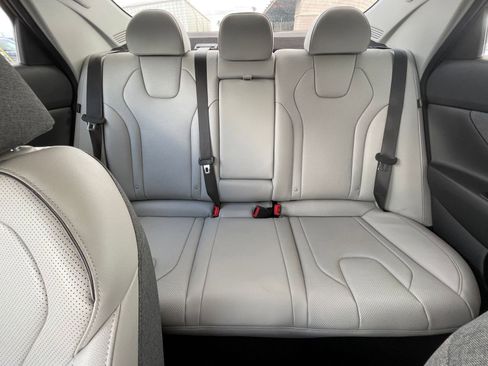 Used 2025 Hyundai Elantra Limited image 38