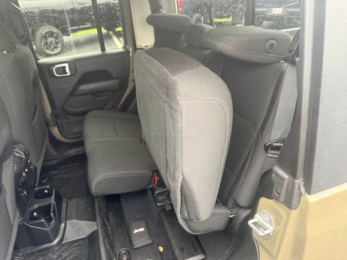 Used 2020 Jeep Gladiator Overland AWD/4WD image 41