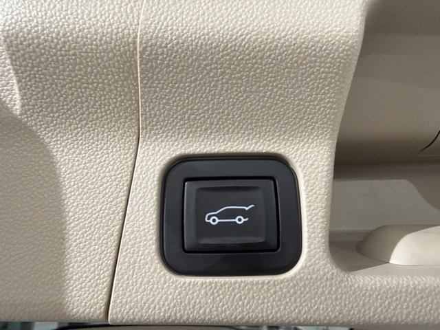 Used 2018 GMC Acadia Denali w/ Technology Package FWD image 11