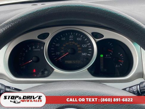 Used 2005 Toyota Highlander 4WD V6 w/ 3rd Row image 11