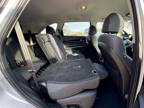 Used 2018 Kia Sorento LX image 16