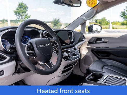 Used 2024 Chrysler Pacifica Touring-L FWD image 22
