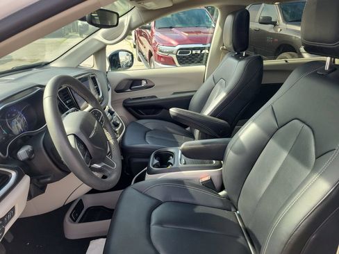 Used 2024 Chrysler Pacifica Touring-L w/ Road Tripper Package FWD image 17