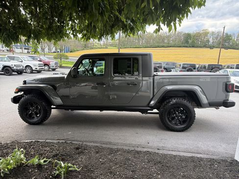 Used 2023 Jeep Gladiator Sport AWD/4WD image 7
