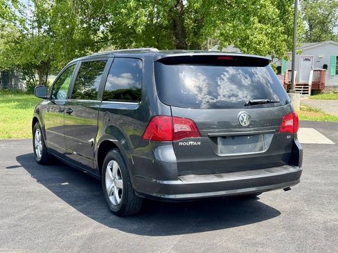 Used 2011 Volkswagen Routan SE FWD image 8