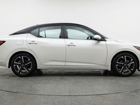 Used 2025 Nissan Sentra SV FWD image 11