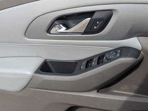 Used 2021 Chevrolet Traverse LT FWD image 24