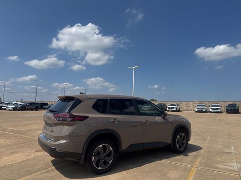 Used 2024 Nissan Rogue SV FWD image 23