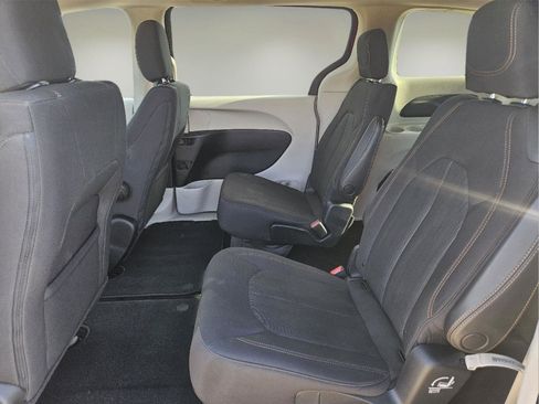 Used 2017 Chrysler Pacifica Touring FWD image 6