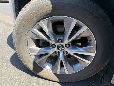Used 2016 Toyota Highlander Plus FWD image 17