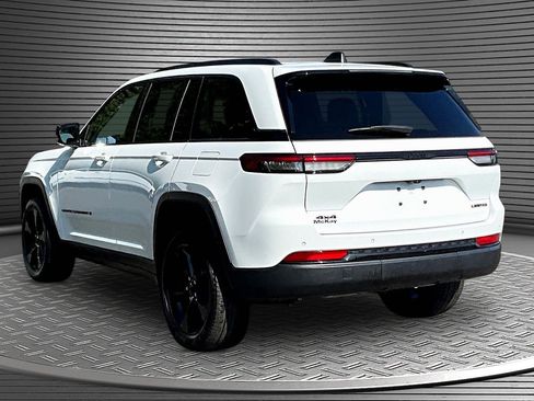 Used 2023 Jeep Grand Cherokee Limited w/ Black Appearance Package AWD/4WD image 4