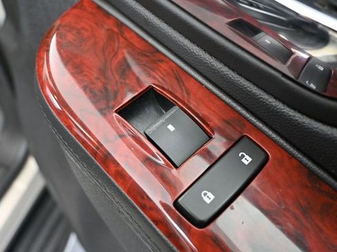 Used 2011 Cadillac Escalade Luxury image 48