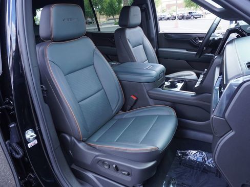 Used 2025 GMC Yukon AT4 AWD/4WD image 13