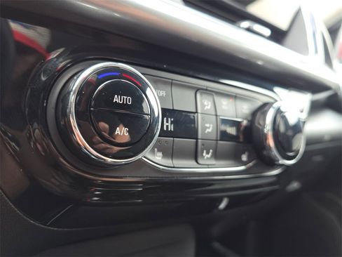 Used 2025 Chevrolet Trax LT w/ LT Convenience Package image 24