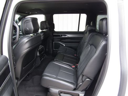 Used 2025 Jeep Wagoneer L Series II w/ 8-pass Seating Package AWD/4WD image 35