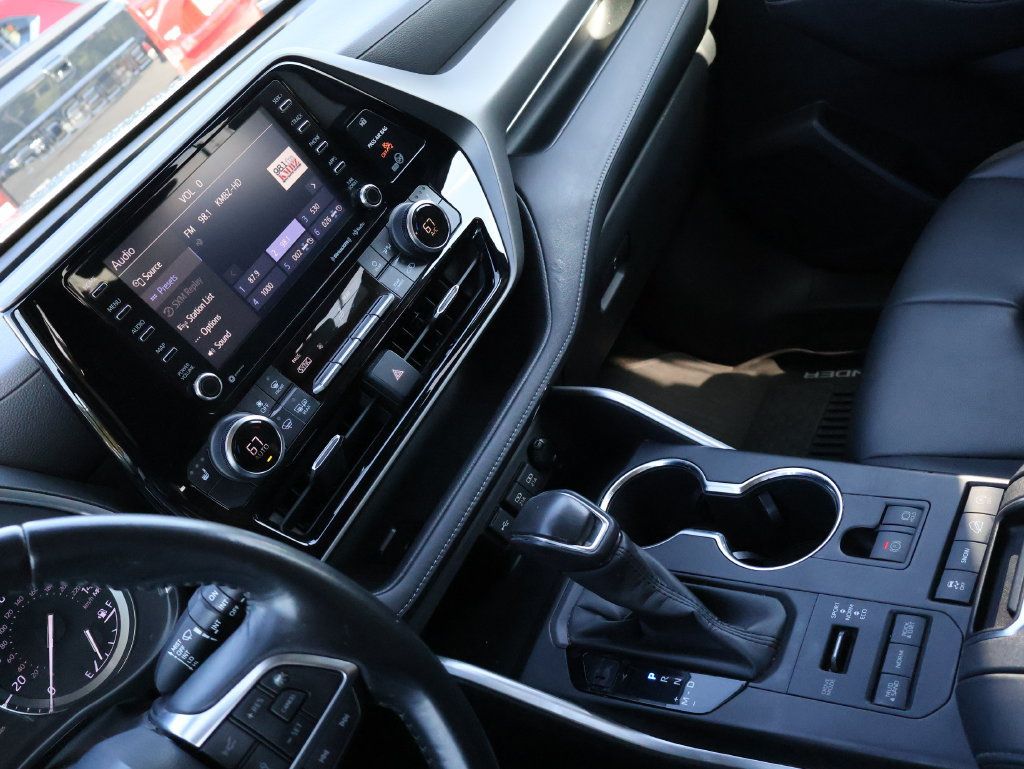 Used 2020 Toyota Highlander XLE AWD/4WD image 20