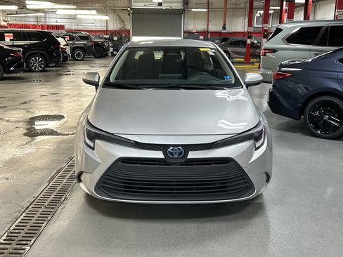 Used 2023 Toyota Corolla LE FWD image 3