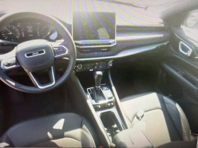 Used 2025 Jeep Compass Trailhawk AWD/4WD image 2