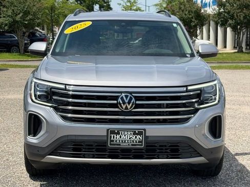 Used 2025 Volkswagen Atlas SE AWD/4WD image 2