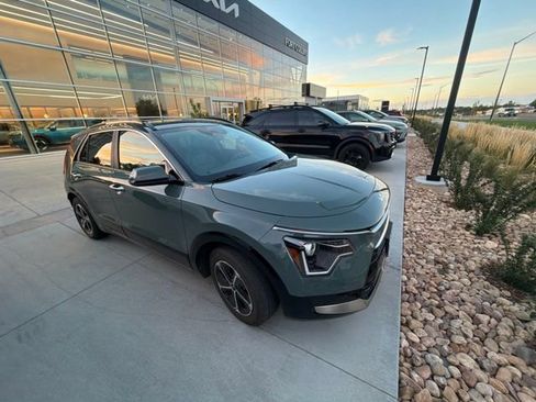 Certified 2025 Kia Niro FWD image 4