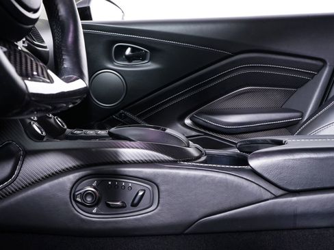 Used 2019 Aston Martin V8 Vantage Base image 25