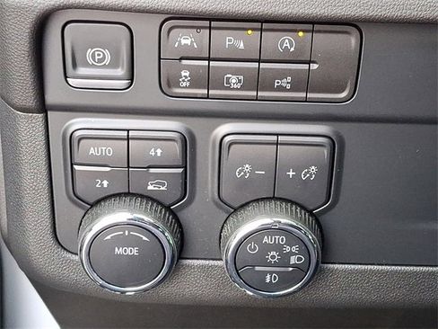 Used 2025 Chevrolet Tahoe High Country image 21