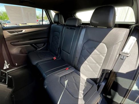 Used 2024 Volkswagen Atlas Cross Sport SE image 34
