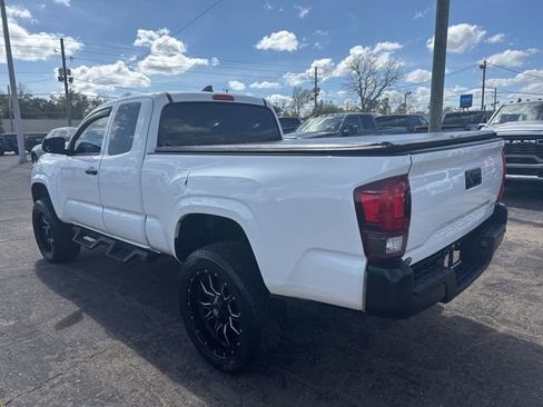 Used 2018 Toyota Tacoma SR image 4