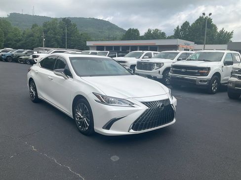 Used 2024 Lexus ES 300h w/ Technology Package FWD image 3