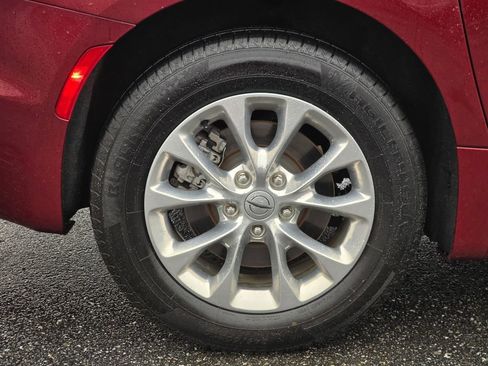 Used 2022 Chrysler Pacifica Touring-L image 13