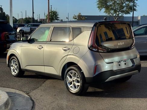 Certified 2025 Kia Soul LX image 3