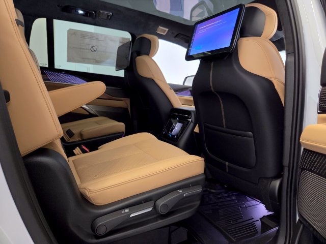 New 2026 Cadillac Escalade IQ Sport 2 w/ LPO, Floor Liner Package AWD/4WD image 18