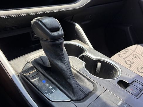 Used 2021 Toyota Highlander L FWD image 9