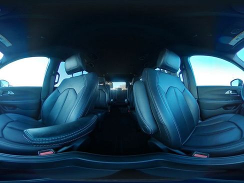 Used 2025 Chrysler Pacifica Select image 45