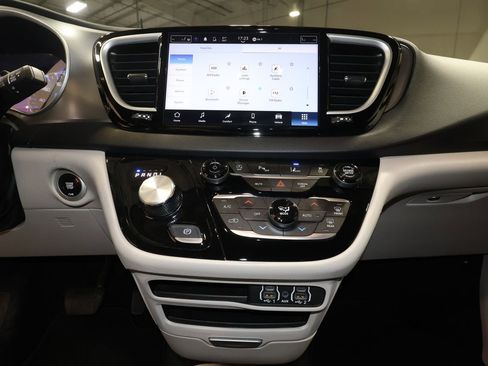 Used 2024 Chrysler Pacifica Touring-L image 15