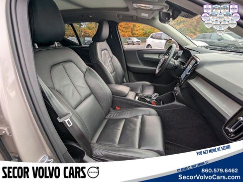 Certified 2023 Volvo XC40 B5 Plus image 23