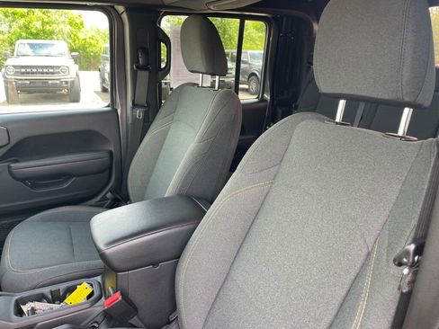Used 2024 Jeep Gladiator Sport AWD/4WD image 6