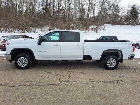 Used 2022 Chevrolet Silverado 2500 LT image 2