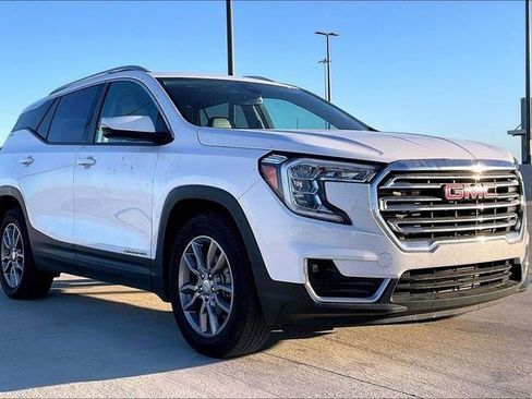 Used 2024 GMC Terrain SLT image 3