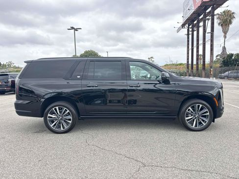 Used 2025 Cadillac Escalade ESV Sport AWD/4WD image 2