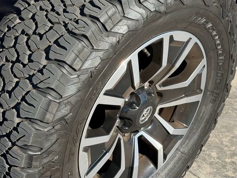 Certified 2022 Toyota Tacoma TRD Sport image 11