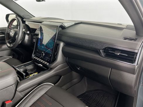 Used 2025 GMC Yukon AT4 Ultimate AWD/4WD image 31