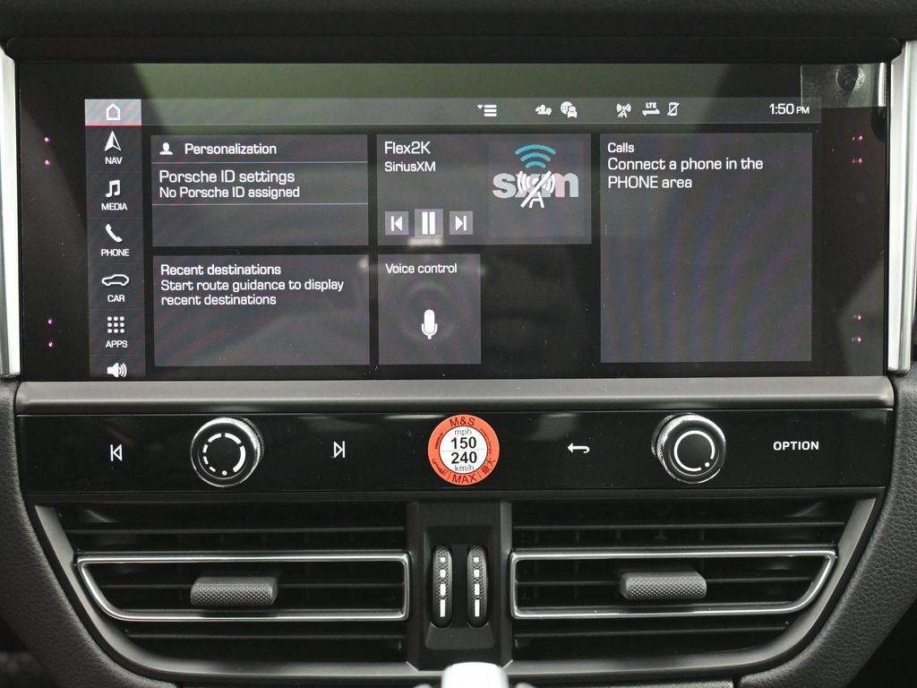 Certified 2025 Porsche Macan AWD/4WD image 10