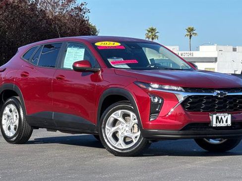 Used 2024 Chevrolet Trax LS w/ LS Convenience Package image 2