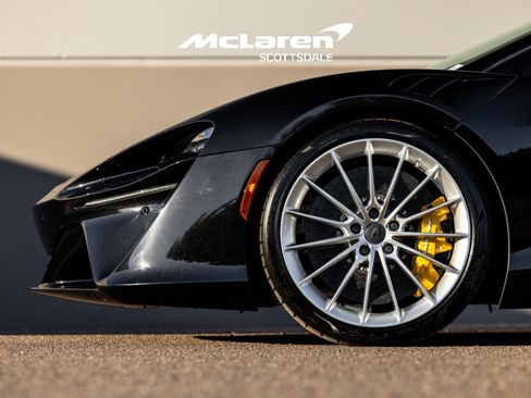 Used 2025 McLaren Artura Spider image 17
