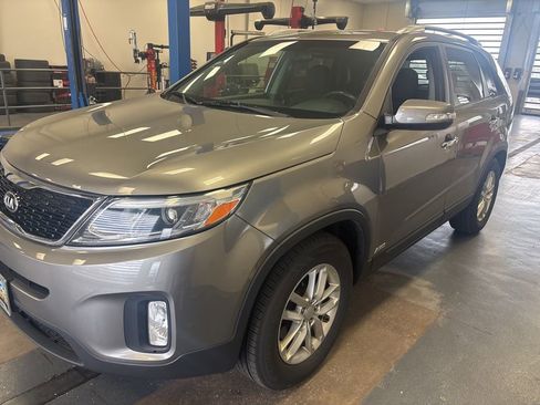 Used 2015 Kia Sorento LX image 4
