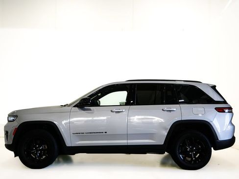 Used 2024 Jeep Grand Cherokee Altitude AWD/4WD image 5