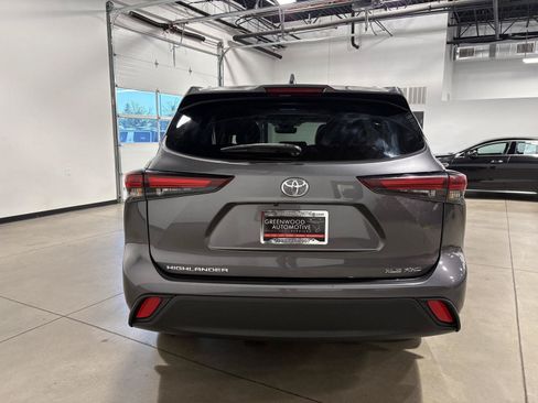 Used 2024 Toyota Highlander XLE AWD/4WD image 4
