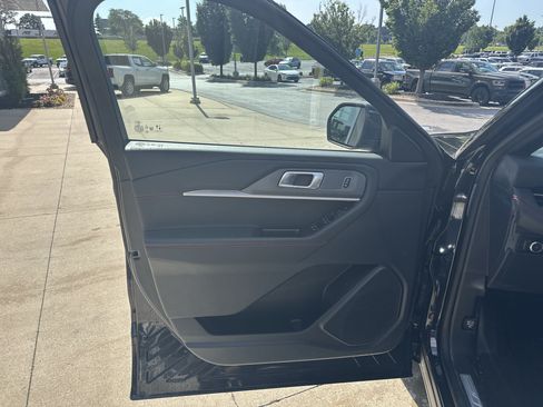 Used 2025 Ford Explorer ST-Line AWD/4WD image 13