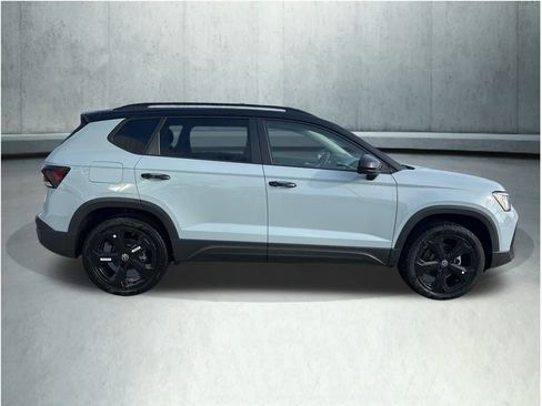 New 2026 Volkswagen Taos SE image 6